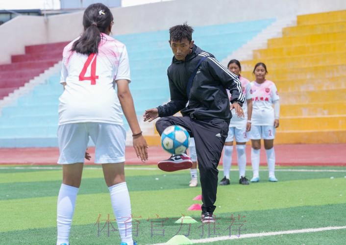 把足球带进乡村,让梦想飞向世界 “女足活力玫瑰课堂”走进乡村校园 把足球带进乡村,让梦想飞向世界 “女足活力玫瑰课堂”走进乡村校园