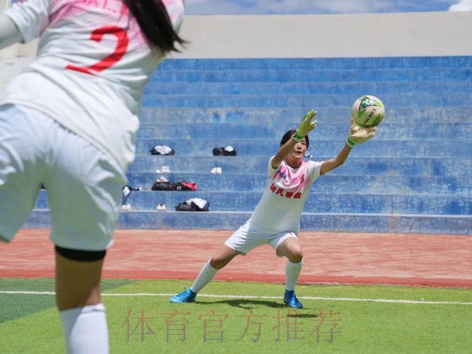 把足球带进乡村,让梦想飞向世界 “女足活力玫瑰课堂”走进乡村校园 把足球带进乡村,让梦想飞向世界 “女足活力玫瑰课堂”走进乡村校园